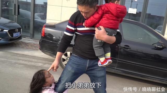 宝妈|人贩子当众抢娃，诬陷宝妈才是人贩子，宝妈的做法值得学习