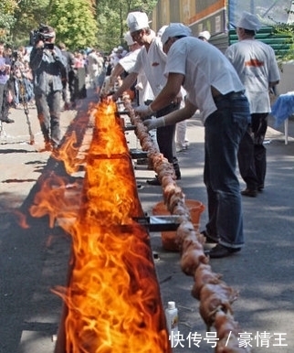 撸串|日本造出世界最长烤肉串,这够多少人同时撸串?