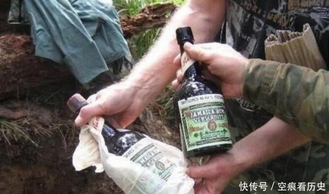 德国|挖土党发现德军私人物品,雪茄和酒没有损坏,打仗生活质量也不差