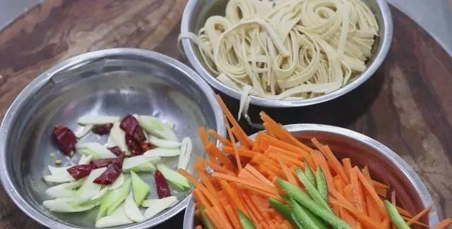 大厨|大厨分享一道“胡萝卜炒千张”,清淡爽口又营养,全家老少都爱吃