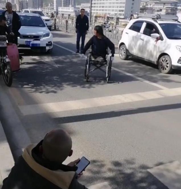 桥上|一残疾人在桥上拦路，不给钱就砸车，司机大哥下来就是一耳光