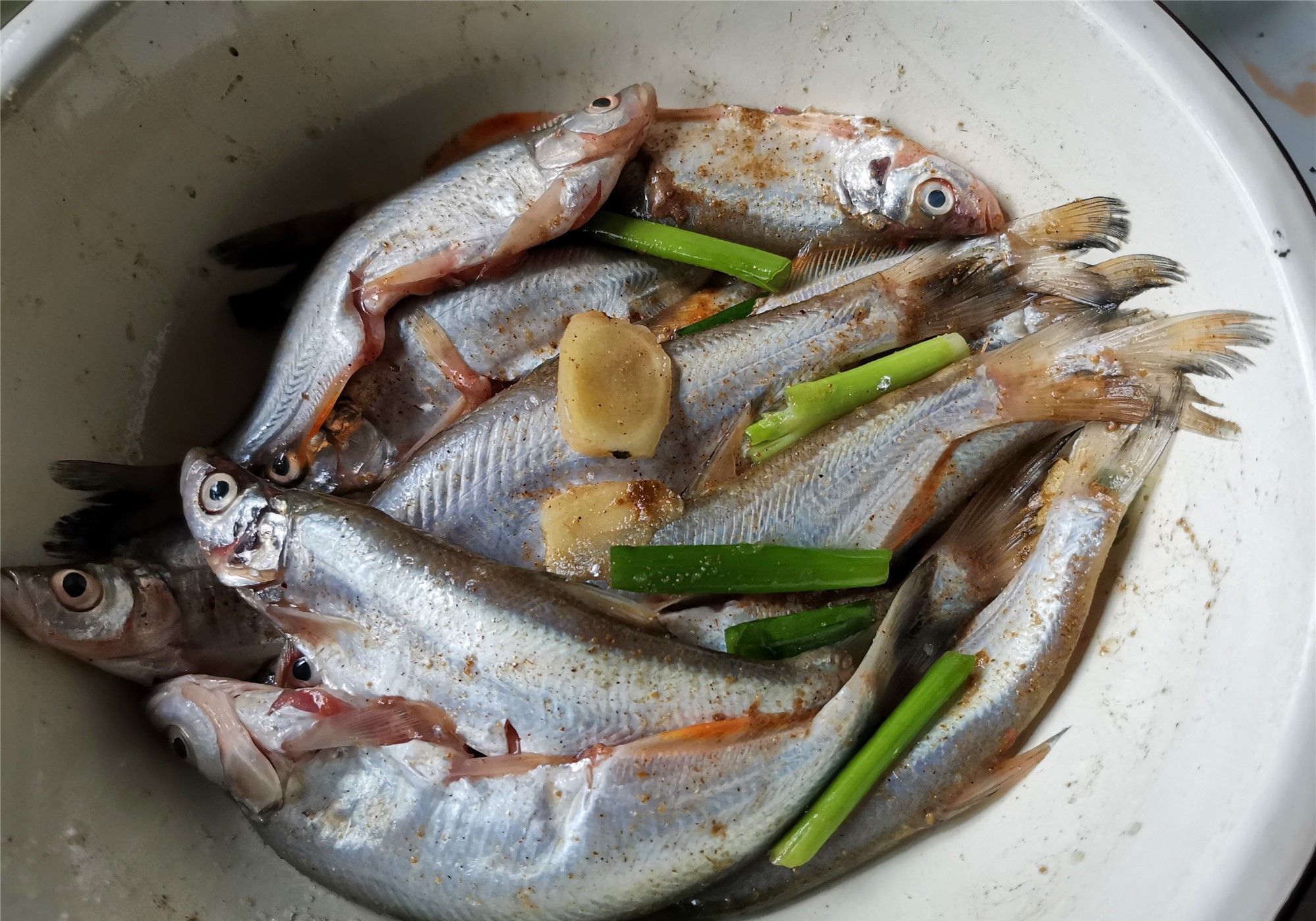鲜香|下酒菜，除了花生米，这个菜也是下酒硬菜，金黄酥脆味道鲜香
