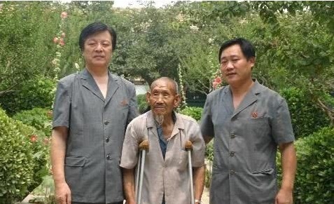 名英雄|老农身患重病，子女变卖家产发现一张奇怪的纸，随后领导过来了