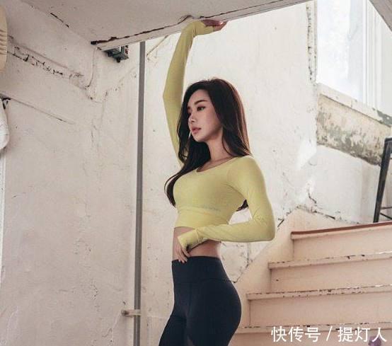  时尚|身材苗条的打底裤美女，展现靓丽姿态，让人总想多瞄几眼！