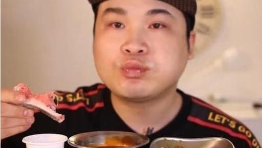 鱼肉|男子吃7斤“米其林牛排”,拿起后被人看出“猫腻”,难怪吃不胖