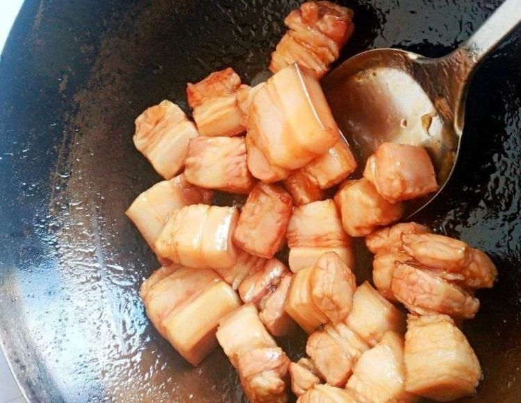  好吃|夏天这种常见的饮料，拿来炖肉才是王道，香而不腻，好吃还解馋