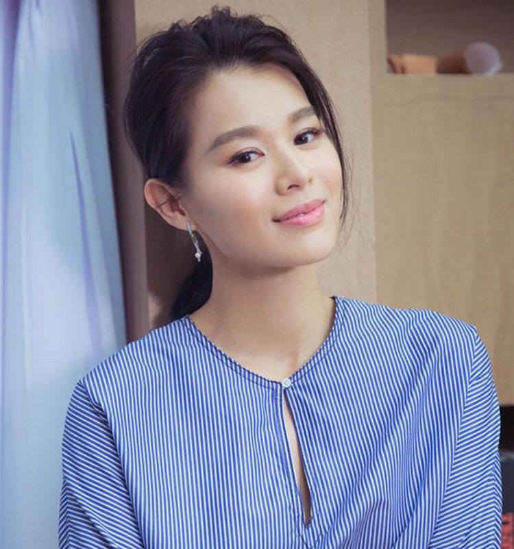 出手|被陈凯歌怒赞,让赵薇眼泛泪花,胡杏儿凭什么一出手就是王炸