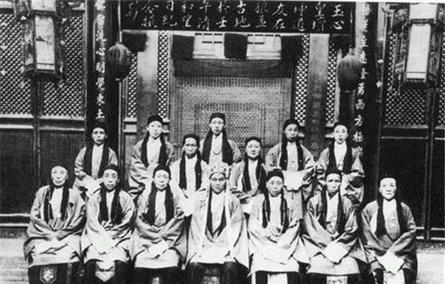 抵制洋人|晚清老照片图二是义和团女兵，图四是翻墙进入紫禁城的八国联军