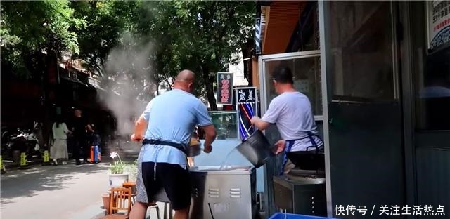 小吃|夫妻街头卖“地道”小吃,6元一份分量足,食客附近仅此一家!