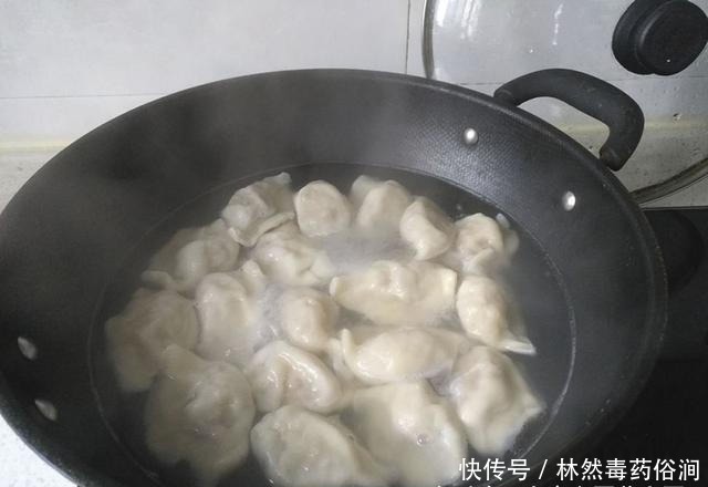  下锅|煮冻饺子时，最忌水开下锅，记住3点，鲜香不破皮和现包的一样