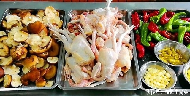 烧鸡|淮扬菜大厨改良员工餐将香菇烧鸡这么做,鲜香微辣,开胃下饭