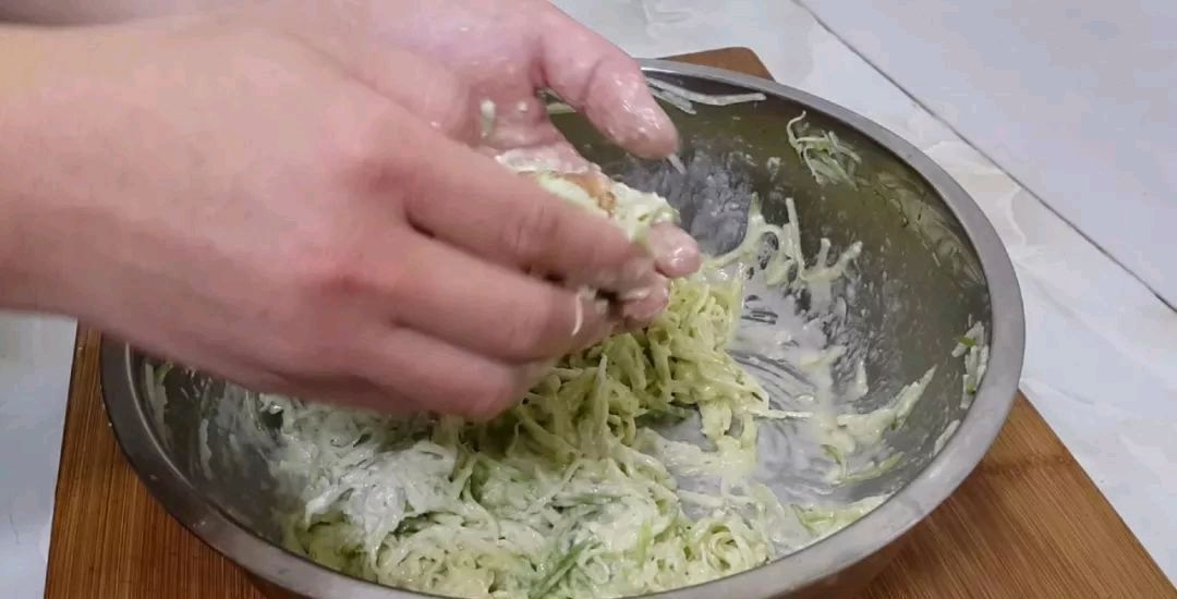 丸子|到吃萝卜的时候,我教你怎么做萝卜肉丸它们味道鲜美,但不油炸你吃得越多,它们就越香