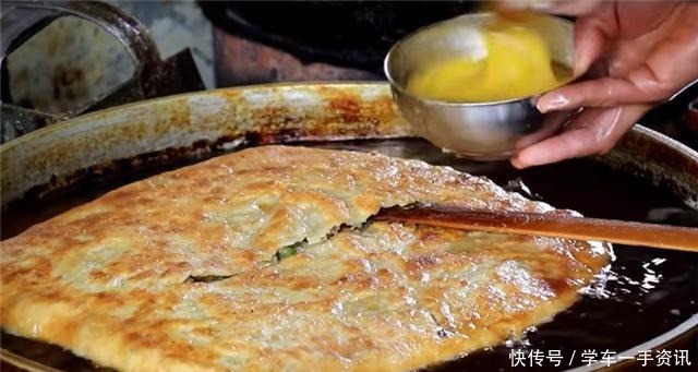 买到|大叔街头卖“巨无霸”早餐,8元一斤遭哄抢,食客买到就赚到!