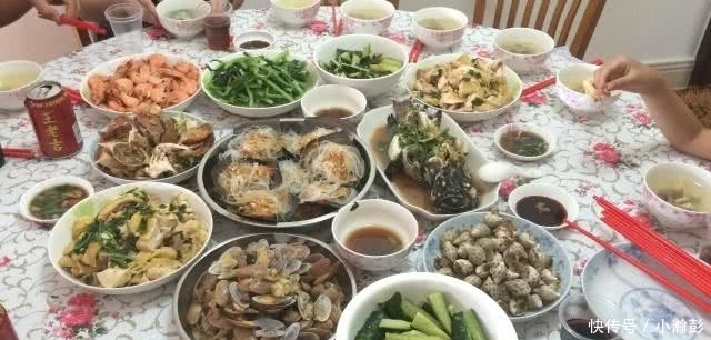 女儿|东北的女儿嫁到南方,过年发朋友圈晒年夜饭,父母看完真心疼