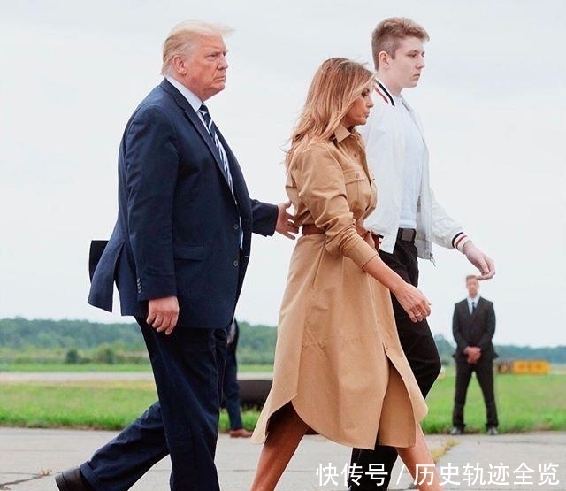 尴尬|特朗普尴尬了,伸手牵妻子却直接被甩飞,第一夫人瘪嘴写满不屑!