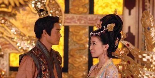 人都|太监以为他是傻子,助他登基,他下的第一道圣旨,让太监傻眼了!