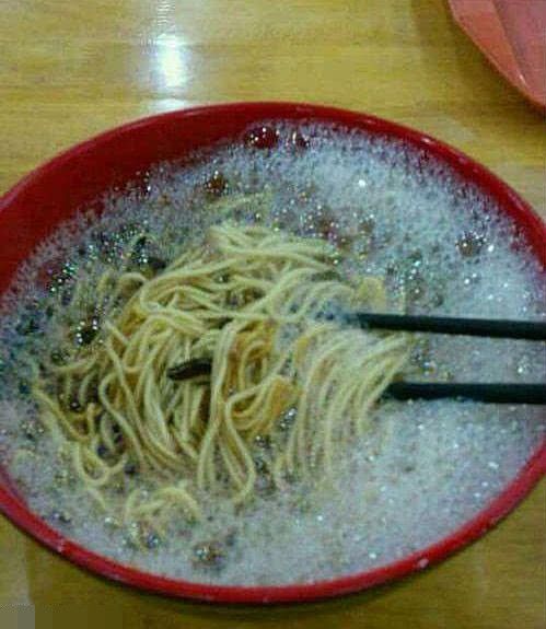  司机|爆笑段子：中午骑电动车接孩子放学，在校门口等待孩子放学时