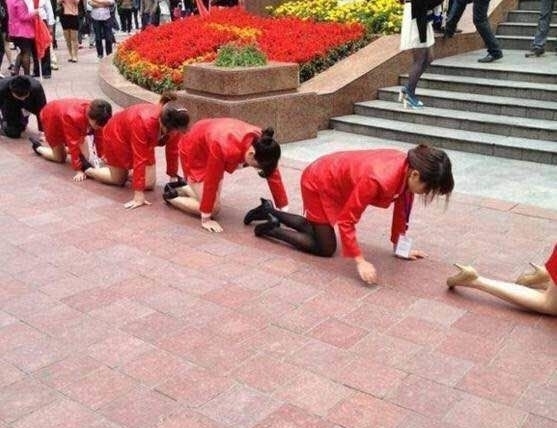送外卖|外卖小哥看到路边围满了人，凑过去看热闹，竟是一群女子跪在地上