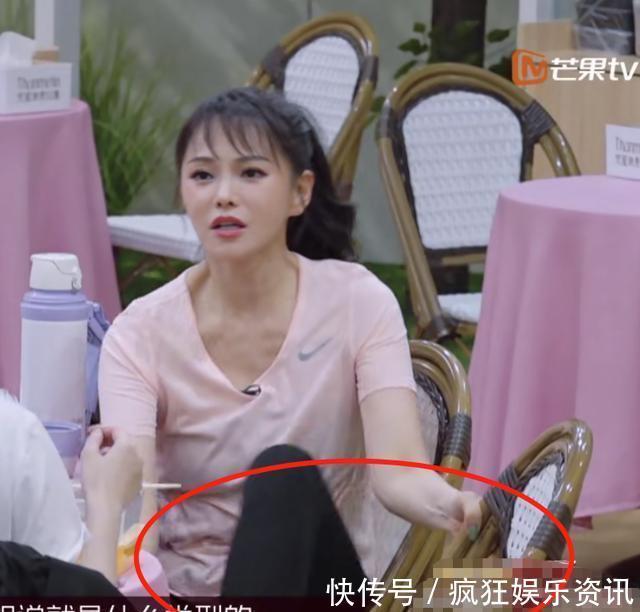 桌子|伊能静再惹争议,频繁用脚踩桌子踩椅子被批没素质