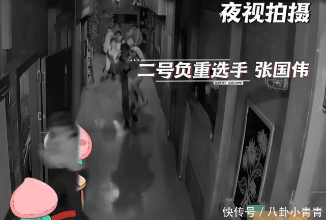  杨幂|张国伟跑着不忘一把抱起杨幂，谁注意前面的邓伦瞬间笑出鹅叫声