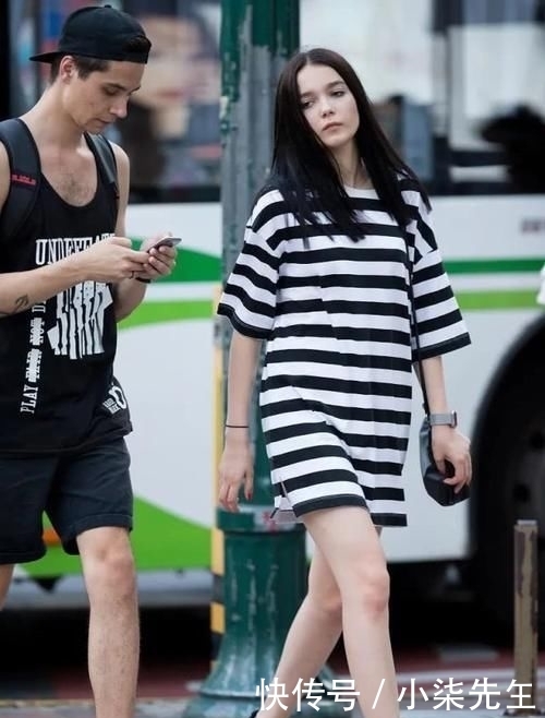 时尚|街拍的时尚美女们,有两位美女还在工作中,值得称赞!