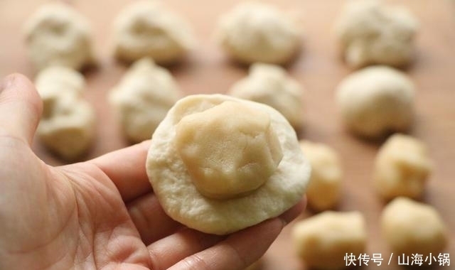 食材|家里有面粉试试新做法,层次多又酥脆,食材简单,做法一看就会