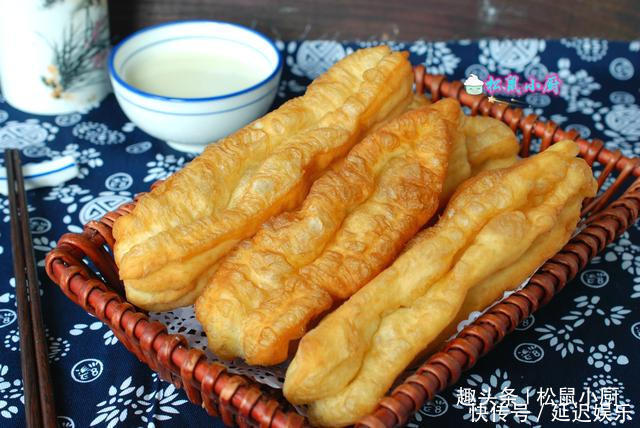 炸油条|炸油条用酵母、泡打粉全错!油条店老板教你正确做法,金黄酥脆