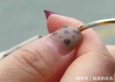 接触|一女子花七千多买金手镯竟褪色,工作人员:接触汞了