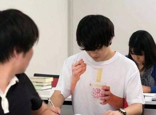 偷吃|上课能“光明正大”偷吃的零食,认出了巧克力糖,却被矿泉水骗了