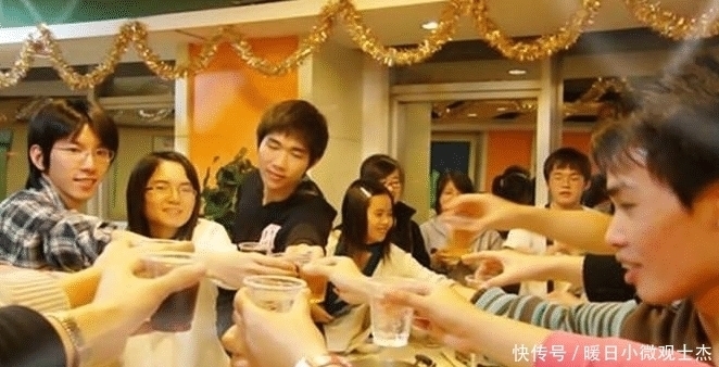 王女士|女子聚会时点8道菜付11284元,一盘豆芽两千块,老板无土栽培茅台当水浇