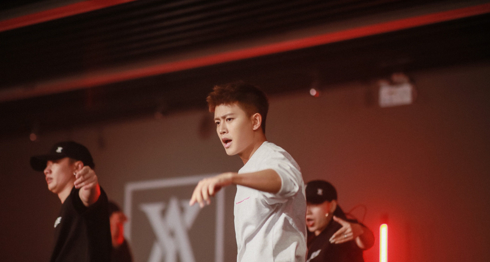 任嘉伦|任嘉伦加盟新综,从参赛者到导师的转变,是历练与成长也是值得