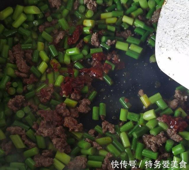  牛肉|牛肉末炒蒜薹，超下饭的一道菜，当然喝粥也是绝配