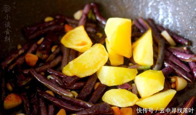  土豆一起烧|7月豇豆火了，遇见来10斤，和土豆是绝配，吃不完还能晒干冬天吃