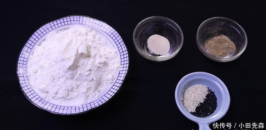 面粉|这是椒盐酥饼的做法,咸香可口,外皮超酥,轻轻一碰就掉渣