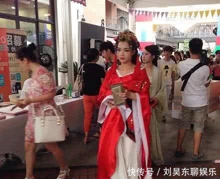  丝袜|妹子，矜持一点，旁边这么多人呢，你穿个丝袜翘个二郎腿不好吧