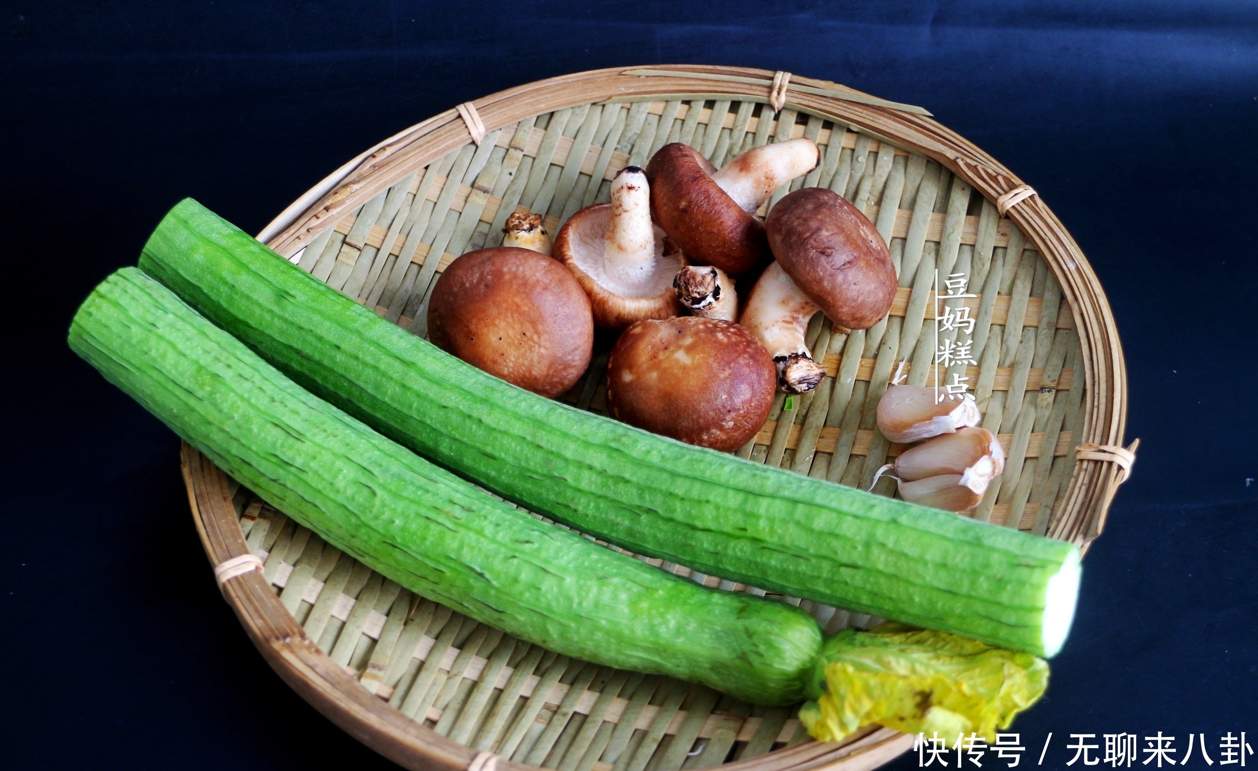 丝瓜炒香菇|怕长胖，这2样蔬菜一起炒，低热量高营养，汤鲜味美
