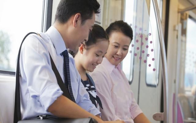 羞愧|地铁上“假孕妇”被逼让座，面对质疑，5岁小孩的一句话让人羞愧