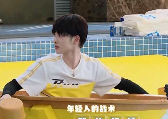 戴假发|《奔跑吧》唯一全程戴假发的嘉宾,中途不小心掉到水里,观众看懵