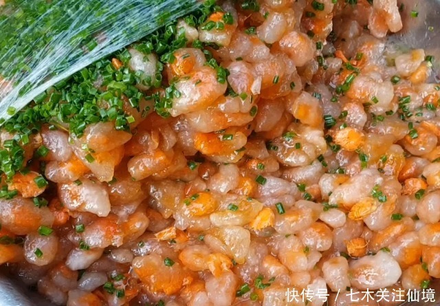 剩空盆|大婶摆个铁盆卖“它”,一斤150,路人看见就买,来晚就只剩空盆