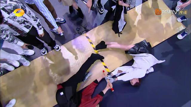  何炅|女星穿短裙在快本玩游戏，多次走光仍不换裤子，何炅只能闭上眼睛