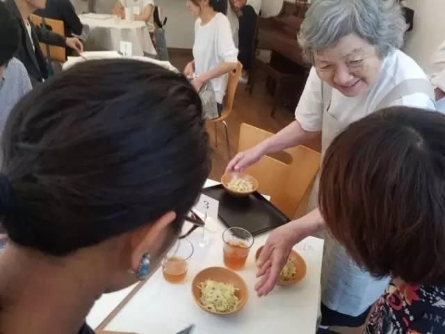 老奶奶|这家餐厅服务员是6个老奶奶，天天上错菜，却让人来了都不想走…