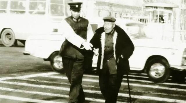 大街|1979年老照片：行人过马路走斑马线，当时大街上还是以自行车居多