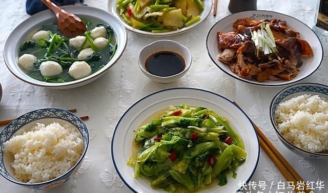 营养|回家给老两口做午餐,虽然简单但营养美味,一家人吃饭就是香