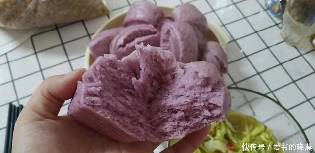 看着|两个人的晚餐,一盘馒头,两道菜,看着穷,比吃肉好