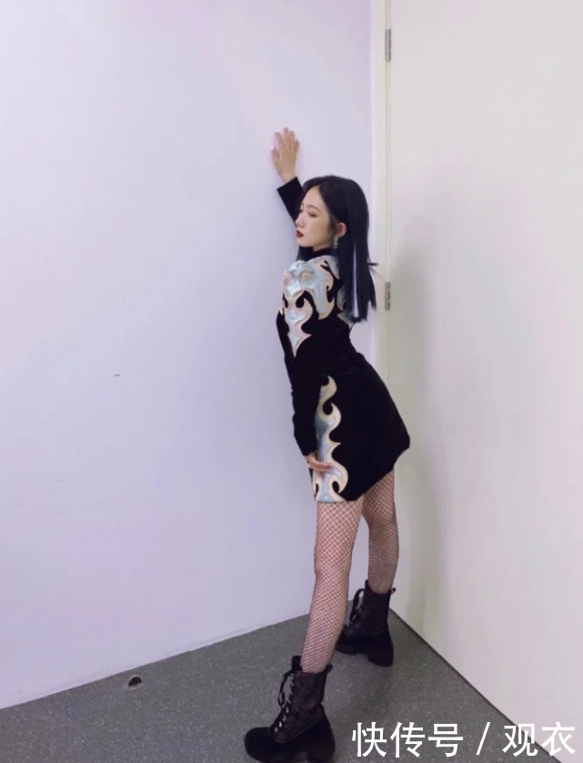 渔网|孟美岐为显腿长,大胆挑战“渔网袜”,不料暴露多肉腿