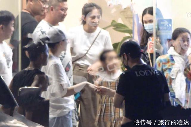  握手|黄晓明李小冉聚餐，饭后两人“握手撞怀”，不怕baby吃醋？