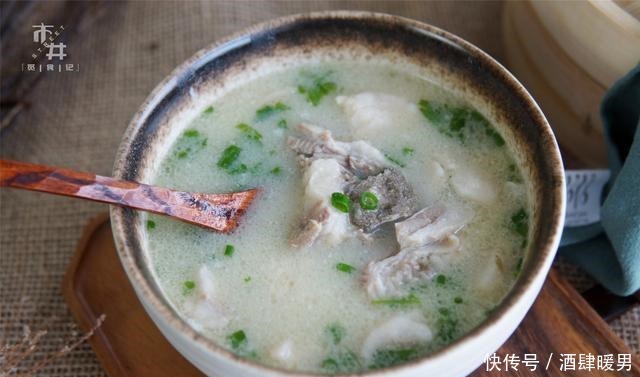  奶白|炖羊肉汤时，老一辈教2个煮羊肉汤的窍门，汤色奶白，特别的鲜美