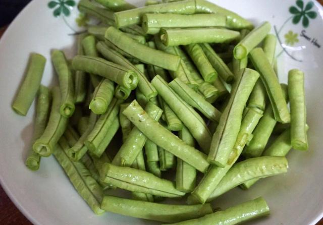 不熟|为什么你炒的豆角不入味?关键是少了这一步,难怪炒不熟还不入味