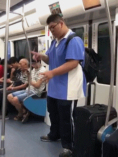 GIF|搞笑GIF：哈哈，被别人看到尴尬了吧？