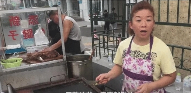 摆摊|夫妻摆摊1个月赚9万:不要拿业余,去侮辱凭本事吃饭的人